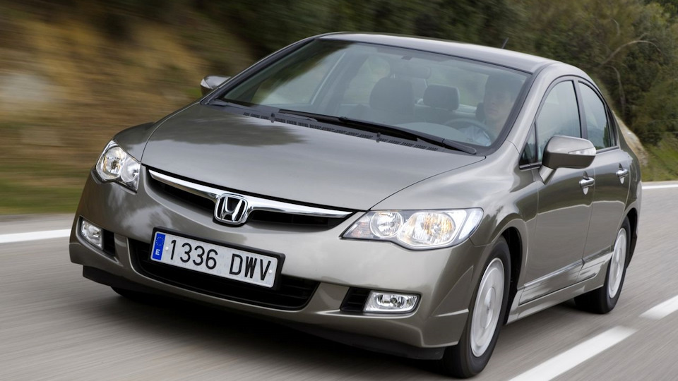 Модель восьмого поколения традиционно выпускалась в двух вариантах кузова: седан и хэтчбек. Дизайн кузова был выполнен в космическом стиле.

Стоит отметить, что лакокрасочное покрытие довольно тонкое, а кузов слабо защищён от коррозии. На более старых моделях следует обратить внимание на лонжероны, рамку лобового стекла и задние крылья.

Наиболее распространённым двигателем на вторичном рынке является атмосферный бензиновый двигатель объёмом 1,8 литра. Он надёжен, а цепь ГРМ может прослужить до 350 тысяч километров без проблем. Главное условие — использовать качественное топливо и своевременно менять оригинальное моторное масло. На дорестайлинговых хэтчбеках также следует следить за состоянием радиаторов.

Если вы ищете автомобиль в ценовом диапазоне до 500 тысяч рублей, обратите внимание на тип коробки передач. Модель оснащалась шестиступенчатым роботом, пятиступенчатым автоматом и шестиступенчатой механикой. Механическая трансмиссия славится своей надёжностью, а автомат считается самым долговечным в своём классе и может пройти до 400 тысяч километров без серьёзных поломок.

Не рекомендуется покупать дорестайлинговый хэтчбек с автоматической коробкой передач, так как она не отличается надёжностью. В этом случае лучше выбрать механическую коробку.