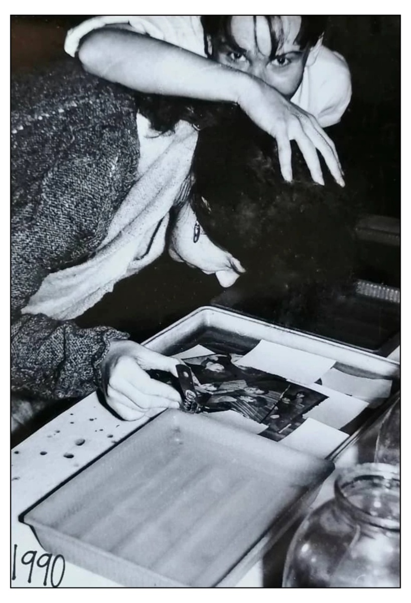 Мы с Таней в фотолаборатории печатаем то, что наснимали за день