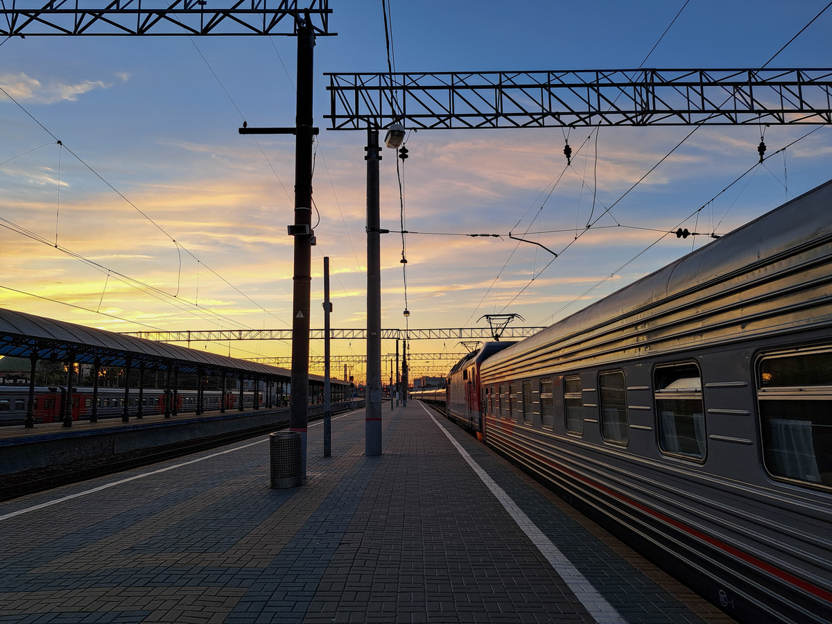 Несовершеннолетние пересекали пути в запрещенном месте.  Фото: ФедералПресс / Вера Романескул