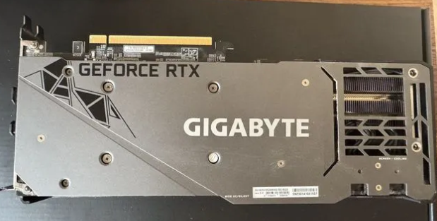 На одном из 4 болтов присутствует заводская пломба (правый нижний)