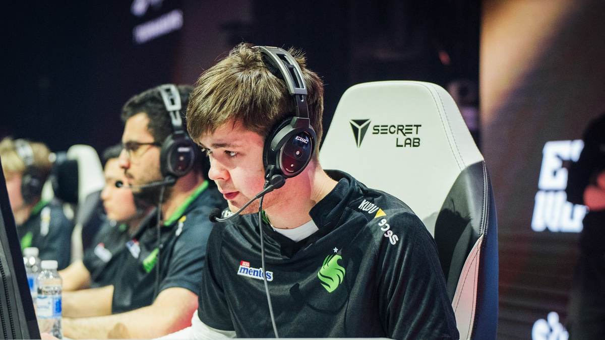 1. Станислав «Malr1ne» Поторак (Dota 2)                                                           Доход за год: $605 479            
Возраст: 20 лет