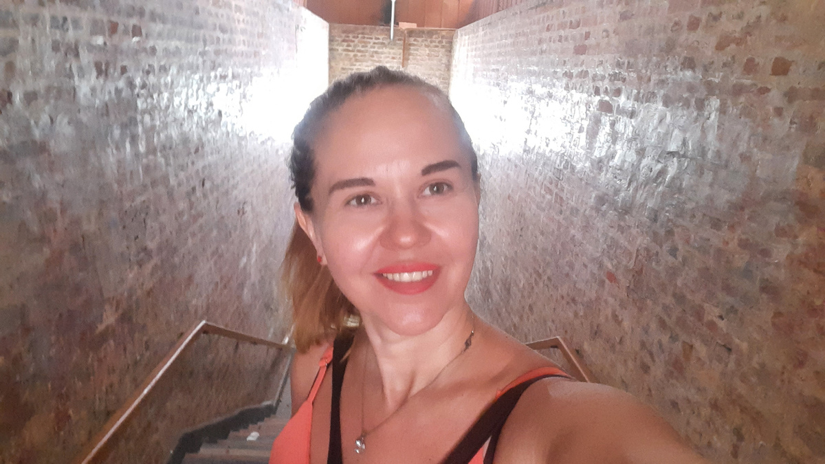 Приехала на карнавал.