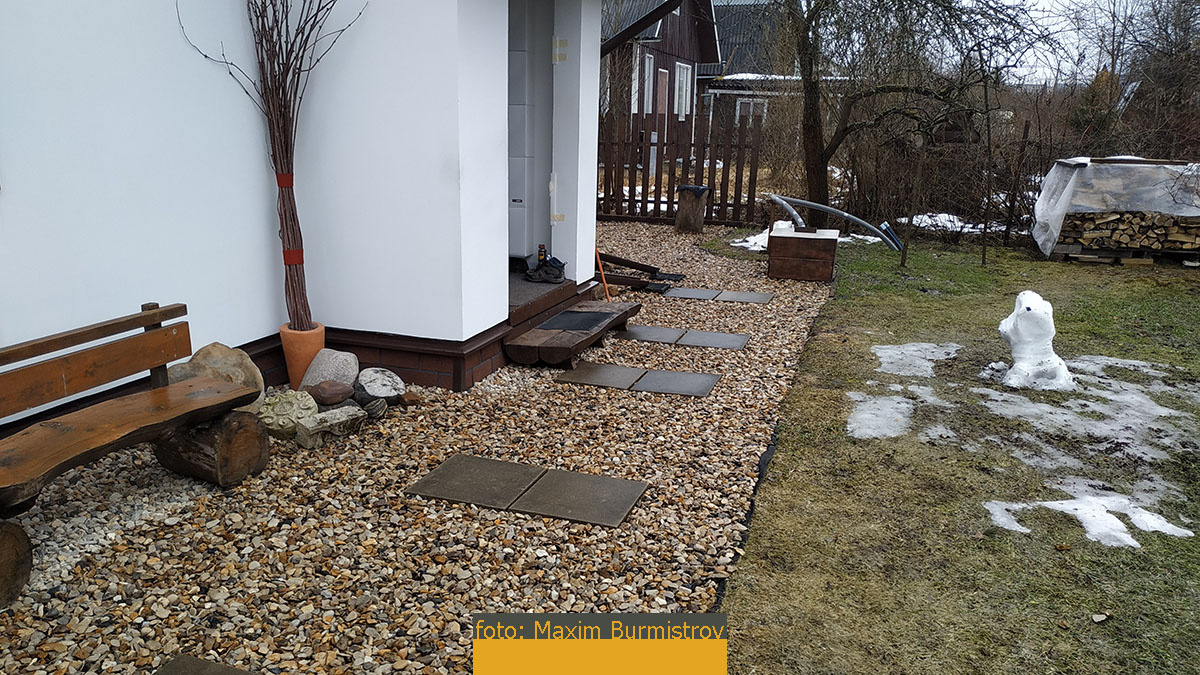 Перед крыльцом вся поверхность осталась абсолютно ровной.