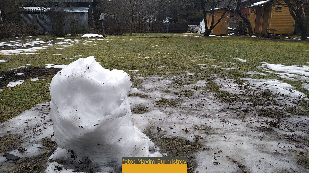 Чистить снег приходится аккуратно, чтобы не выкидывать с отмостки щебень.