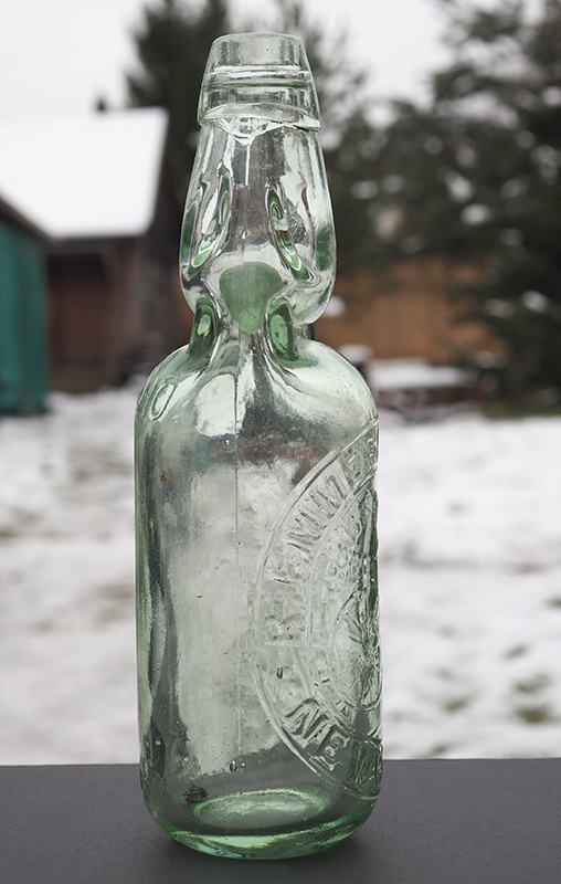 Бутылка из под пива R. Emmerson Jun’r – Newcastle объемом около 300 миллилитров. Производитель бутылки Ashley. 1880-е гг. Из коллекеции Веломузея Андрея Мятиева.