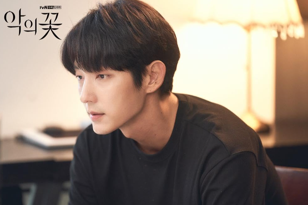 Главного героя играет Ли Джун Ги. Кадр из дорамы «Цветок зла» (2020, Южная Корея)