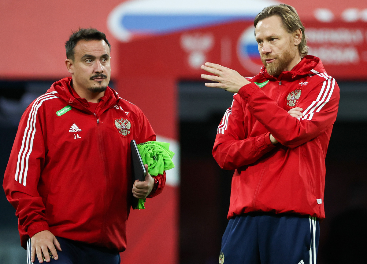 Фото Петра Ковалева (ТАСС): Валерий Карпин и Джонатан Альба.