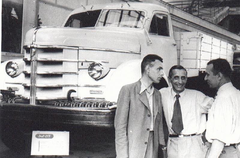 Конструкторы у УльЗИС-253 на выставке в Москве