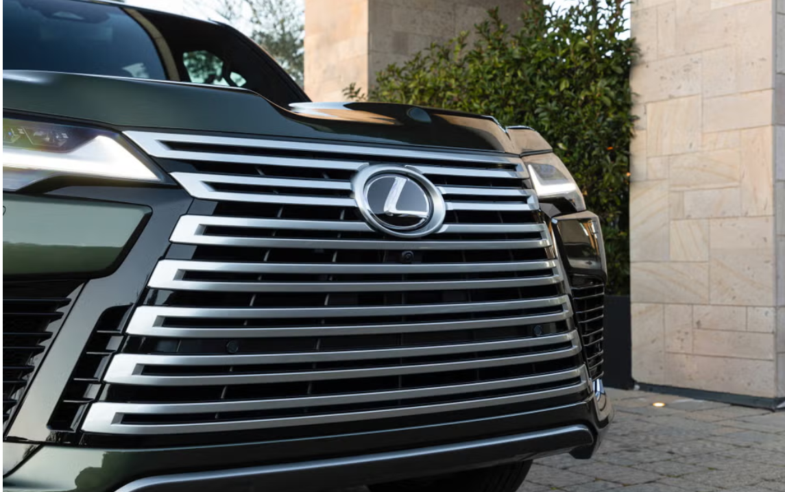 Внушительное оформление передней части Lexus LX700h 2025 модельного года в топовом исполнении