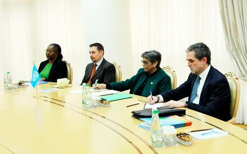 Рабаб Фатима вторая справа. Фото с сайта mfa.gov.tm