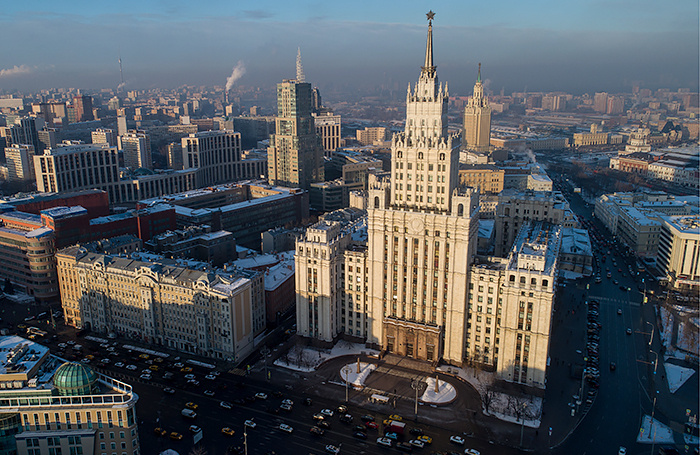    Вид на высотное здание на площади Красные Ворота.Сергей Бобылев/ТАСС