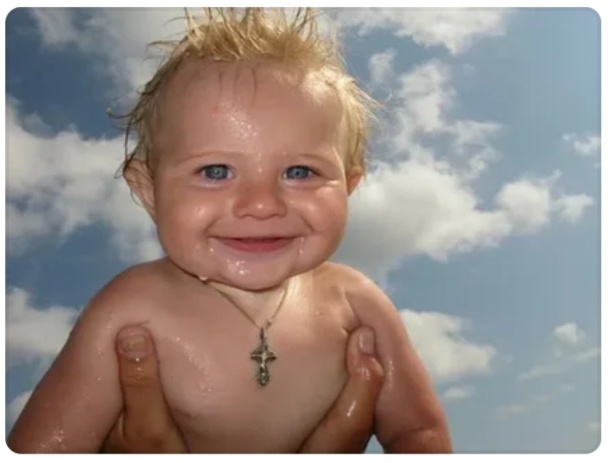 Мама  дала ребенку имя и надела на его шею цепочку с крестиком