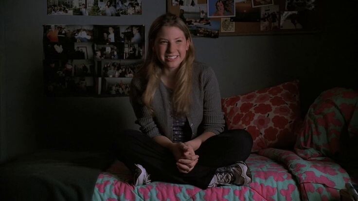 Кейтлин на своей кровати в общаге Колумбийского университета. Кадр из сериала "Сопрано".