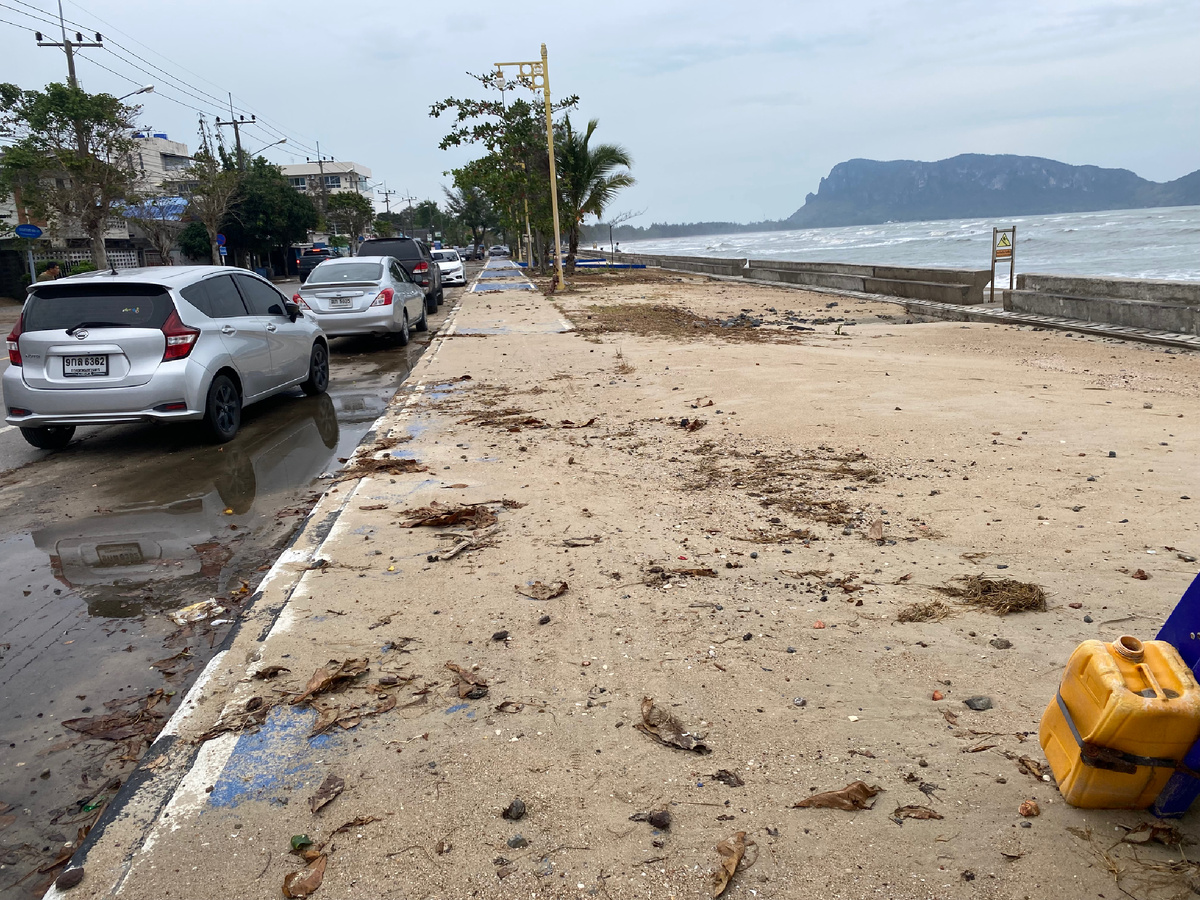 Придётся коммунальщикам чистить тротуары, дождь не смоет столько песка.