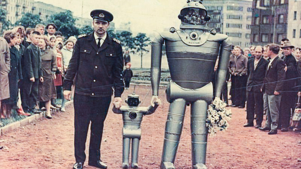 Борис Василенко, победитель первого Всесоюзного конкурса роботов. Прогулка по улицам Калининграда.Архив Н.Василенко/russiainphoto.ru