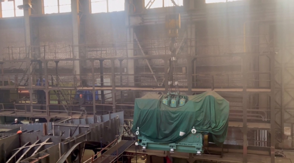 На головной сухогруз проекта RSD59ARC установили главный двигатель / Фото: "Окская судоверфь", ОАО  📷
