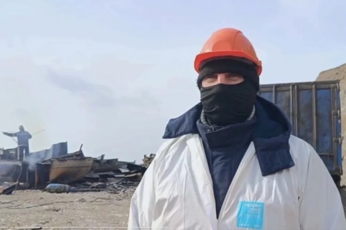    У берегов Черного моря распиливают судно.