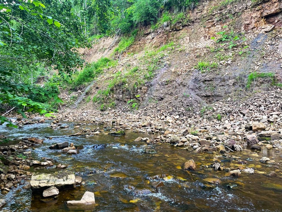 Известковые обрывы в нижнем течении реки Рагуша.