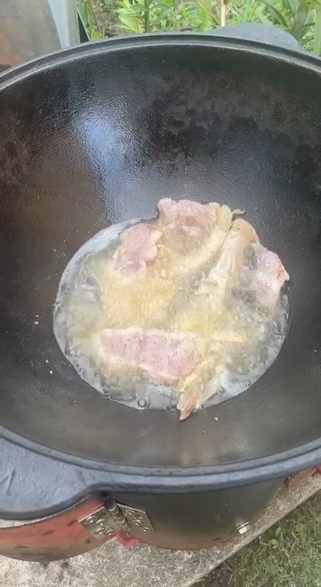 Карп, приготовленный на мангале в кпзане. ФОТО АВТОРА.