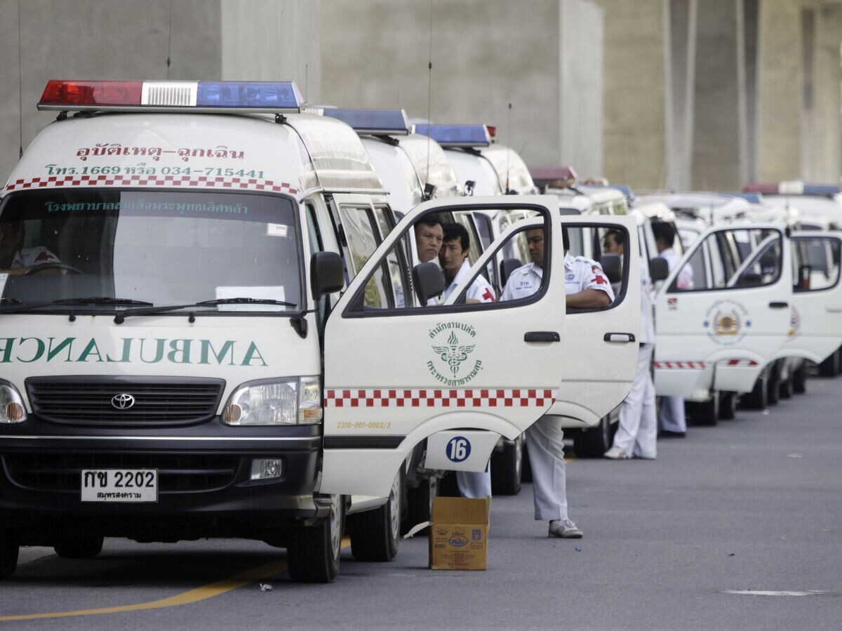    Ряд машин скорой помощи в Бангкоке, Таиланд© AP Photo / David Longstreath
