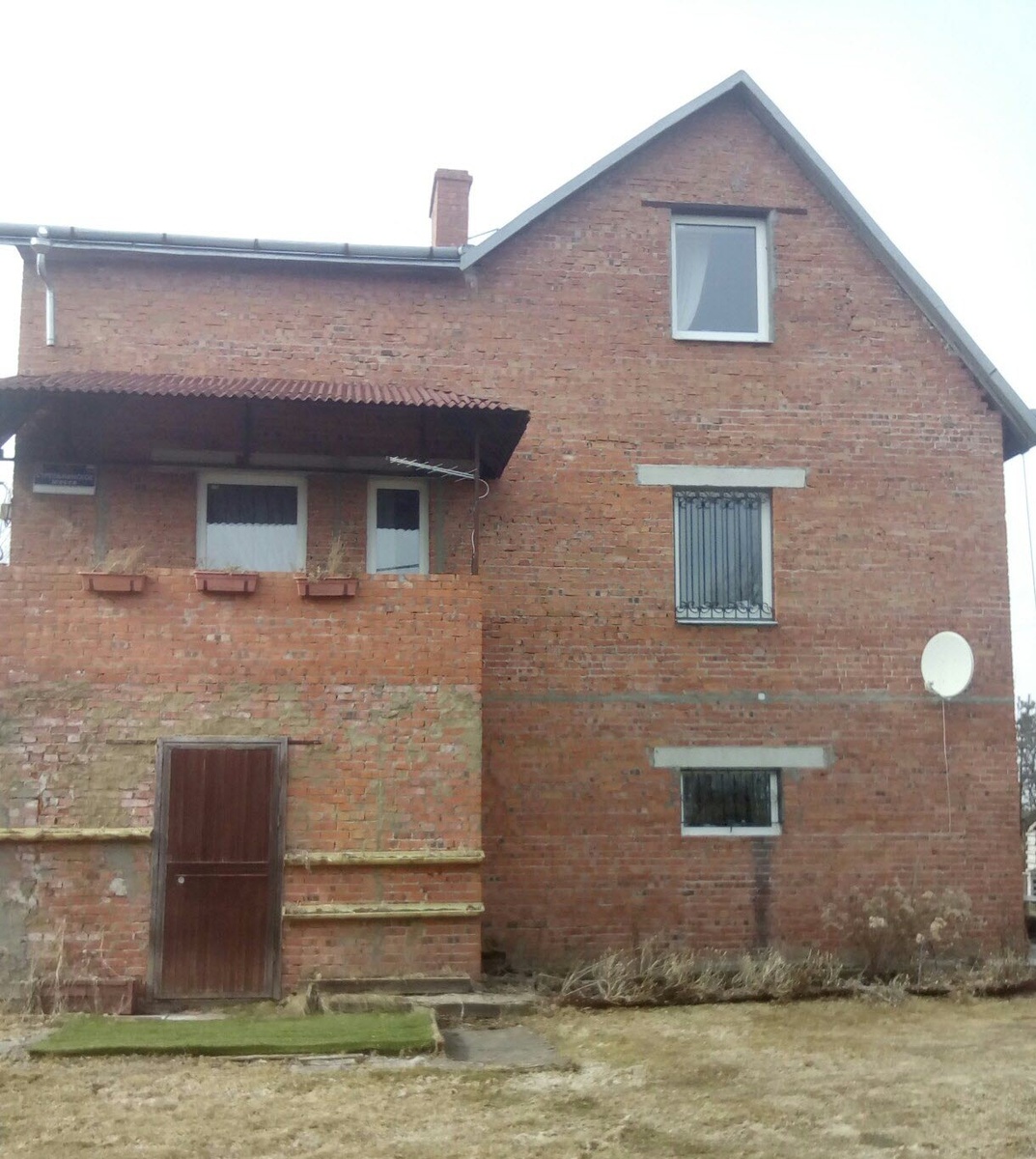 Вот в таком состоянии был фасад дома