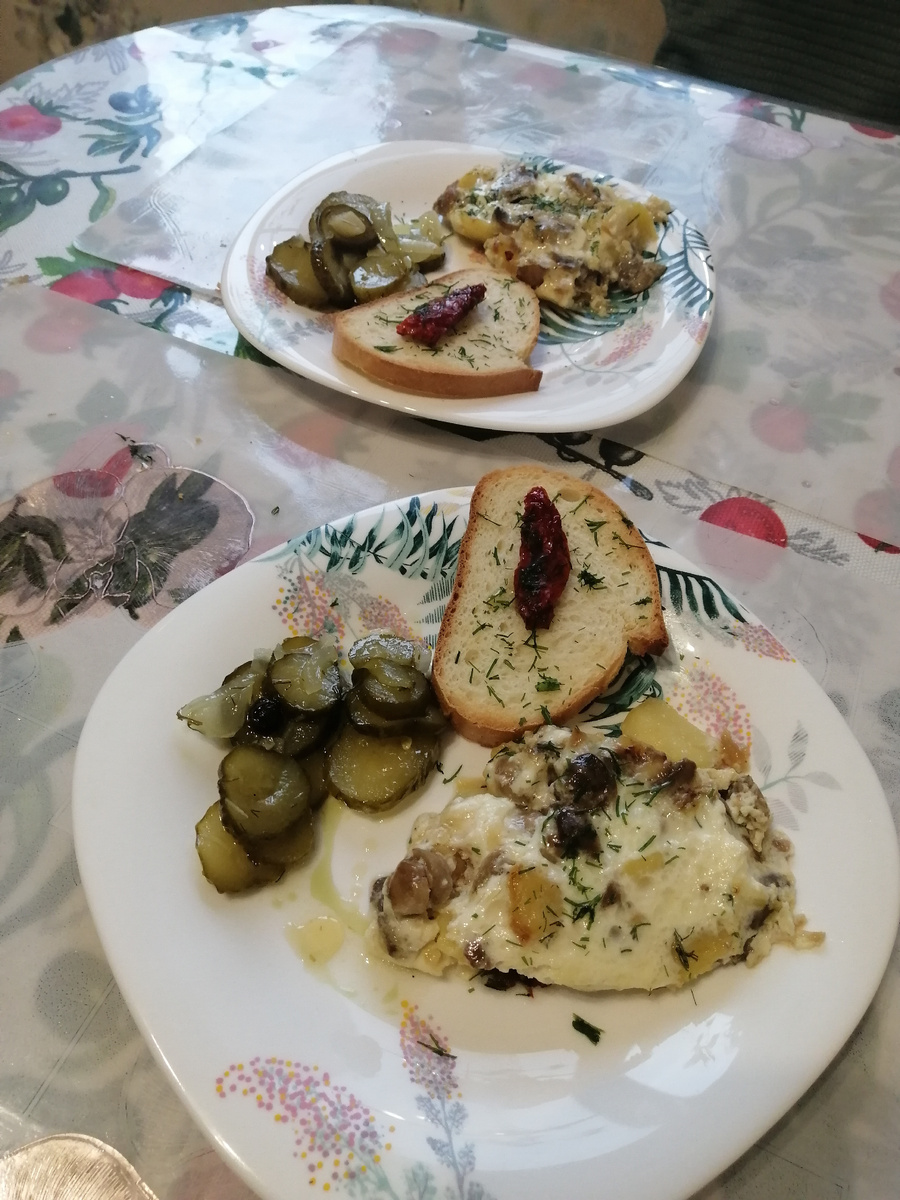 Извините опять за не совсем ресторанную подачу. Жрать очень хотелось. Не до подачи тут. 