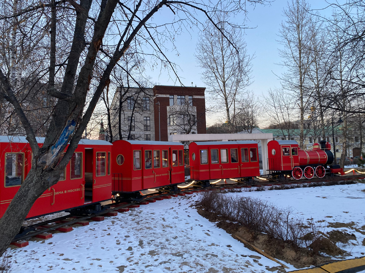 Наш паровоз вперед летит😀 Болотная площадь.
