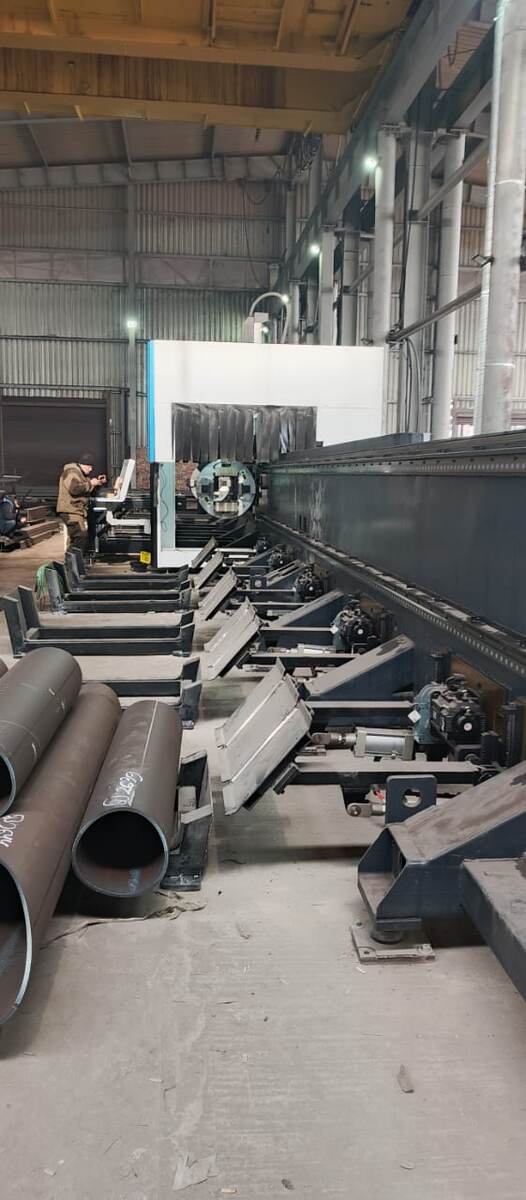 SF12035GST оснащен тремя зажимными пневматическими патронами и предназначен для точного и высококачественного раскроя металлических труб и профилей длиной до 12 м