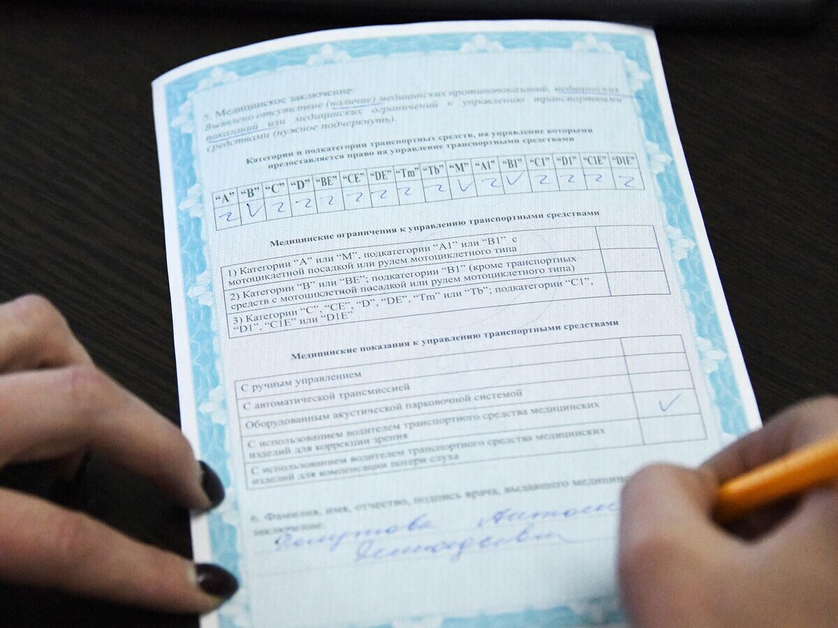    Врач подписывает медицинское заключение после осмотра водителя© РИА Новости / Евгений Епанчинцев