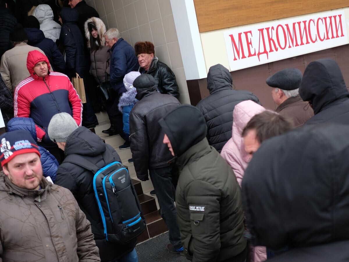    Очередь на прохождение транспортной комиссии в медицинском центре© РИА Новости / Николай Хижняк
