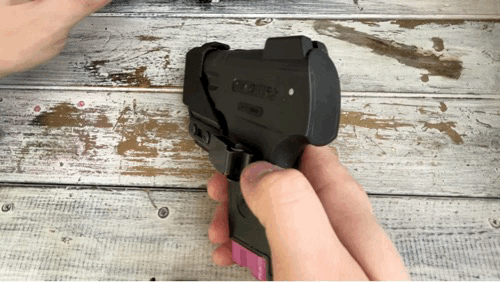 Извлечение персового пускового пистолета ПИОНЕР из кобуры, функция родительского контроля.