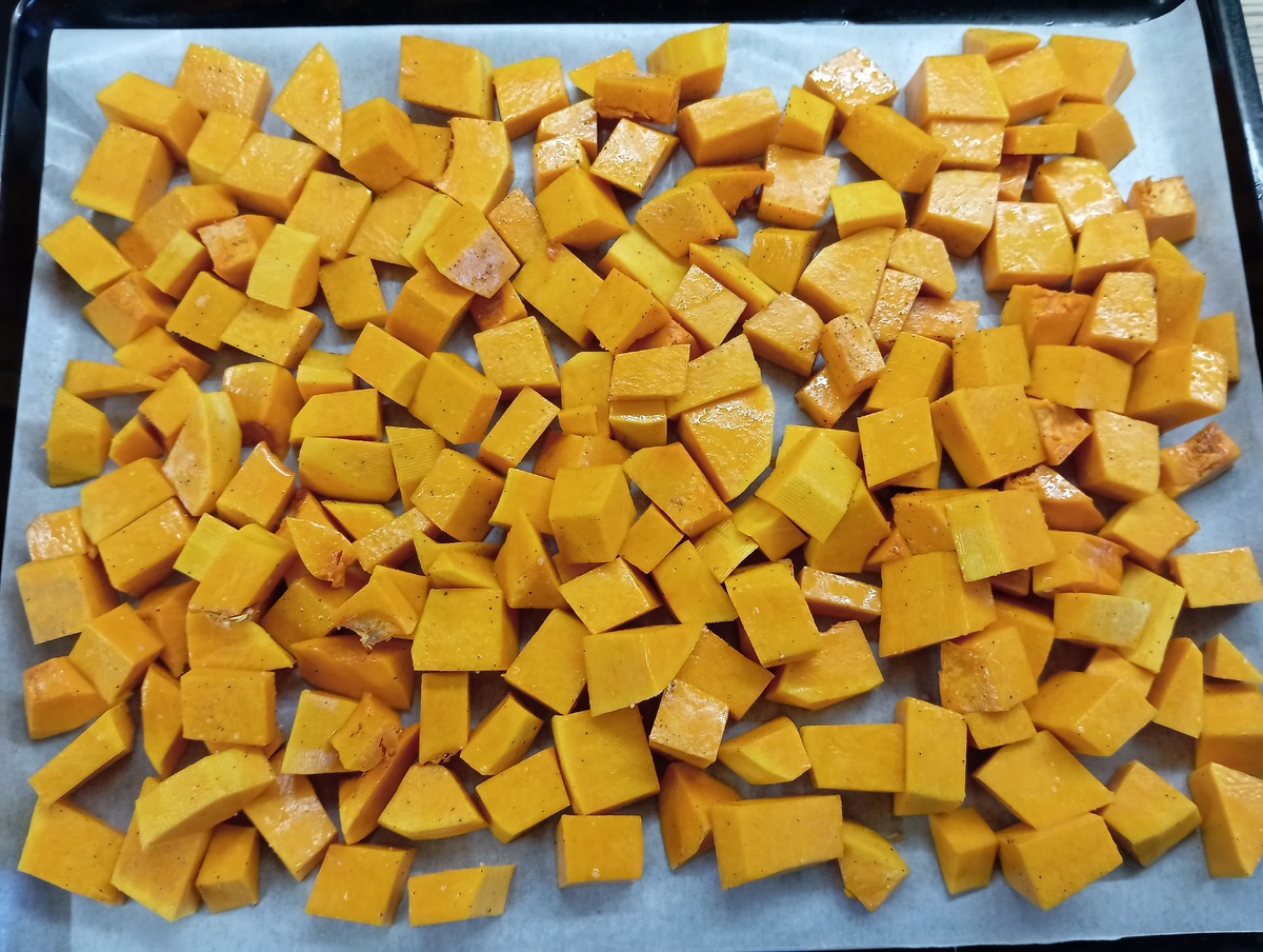 Вот так она выглядит на противне. 