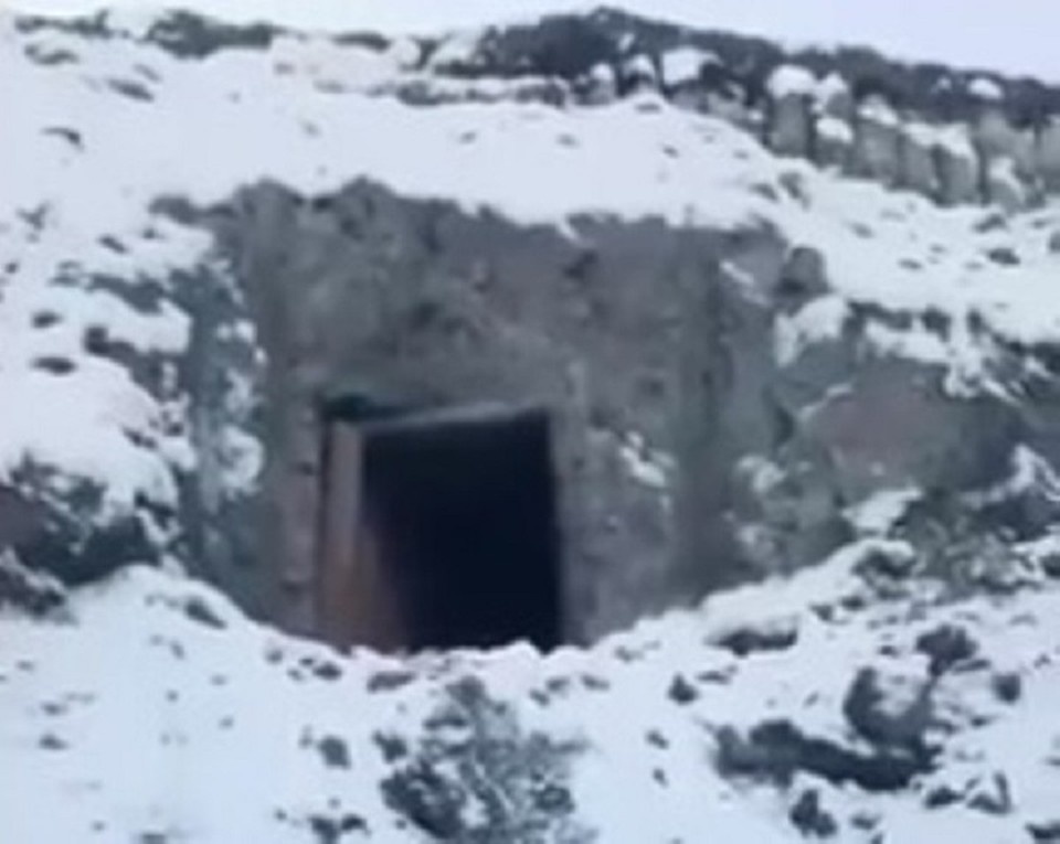    Срезав половину горы, горняки разреза попали на туннель старой-старой шахты случайно. Фото - соцсети.