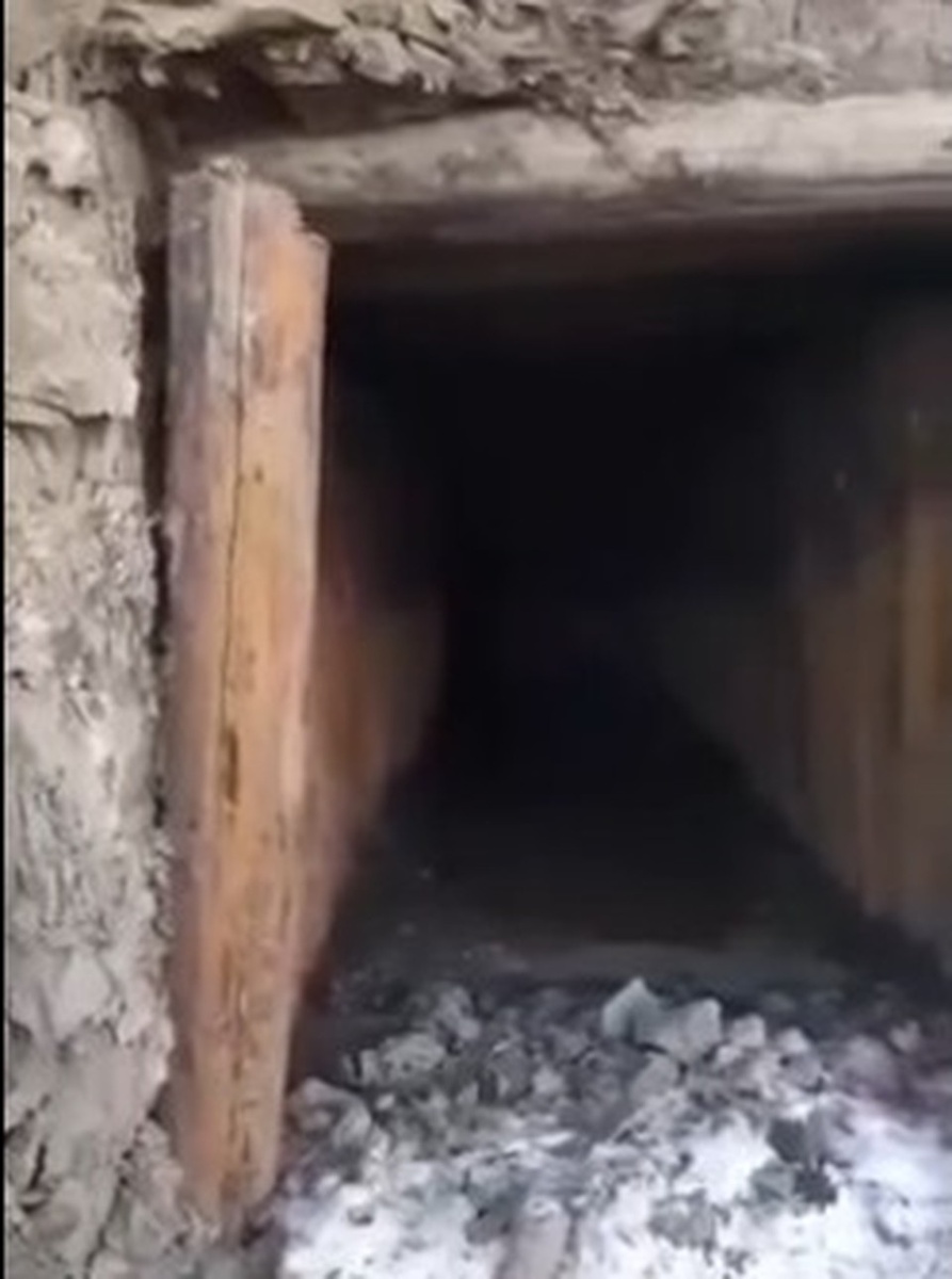    Крепление стен старого туннеля состоит из сплошных, очищенных от коры бревен. Фото - соцсети.