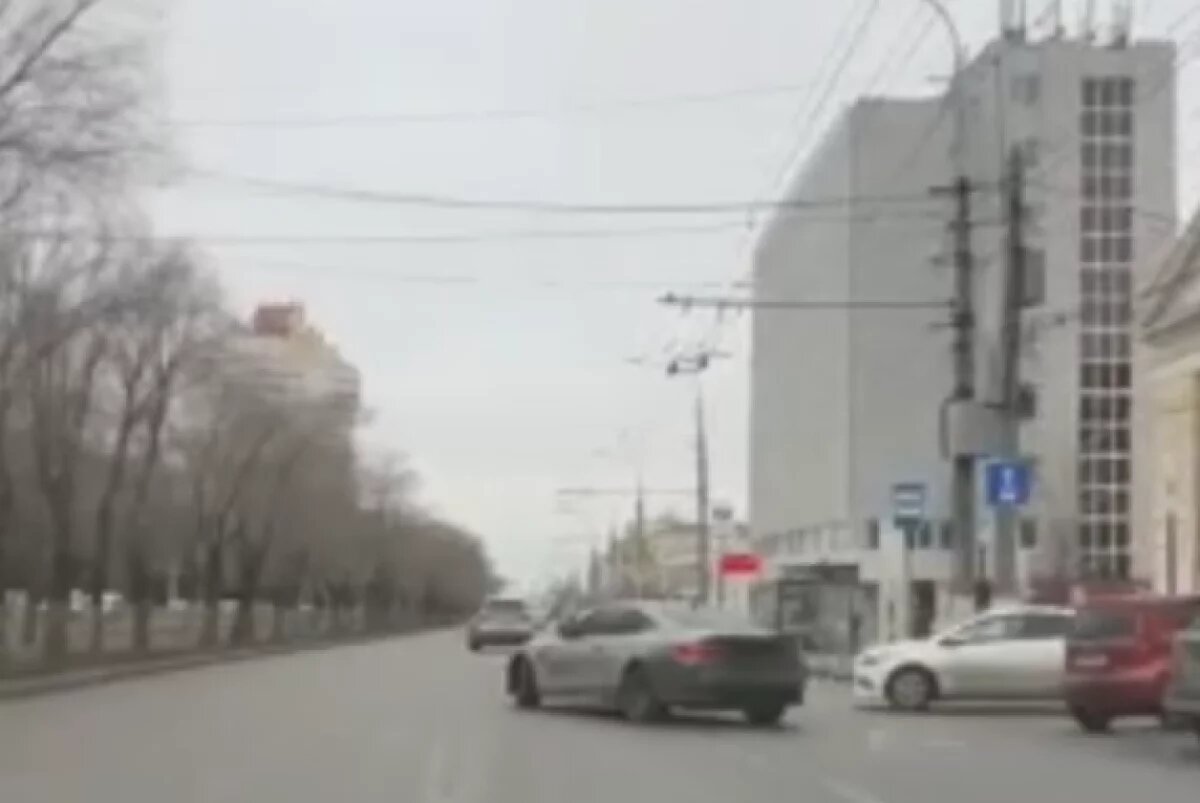    Водителя, рисующего виражи на улицах Волгограда, задержали полицейские