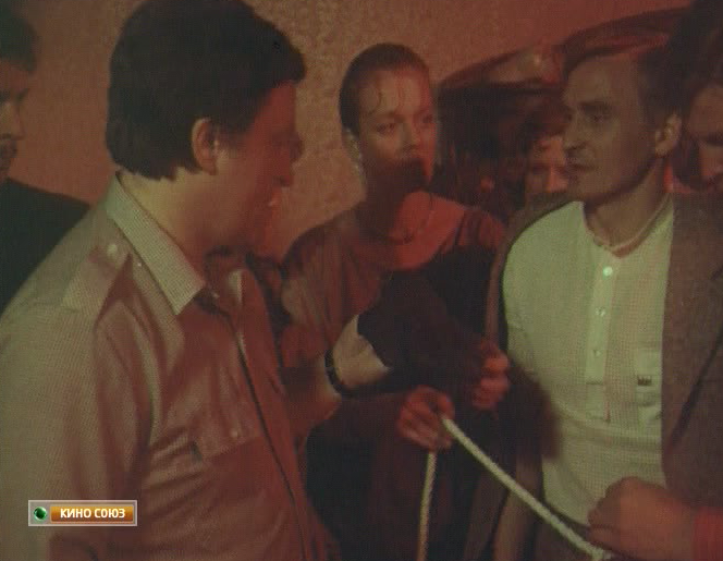 Пролистните изображение, чтобы увидеть следующий кадр из фильма «Малиновое вино» (1984)