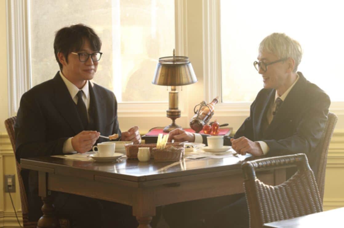    Кадр из шоу Netflix «K-foodie meets J-foodie»: Сон Си Гён (слева) и Мацушиге Ютака