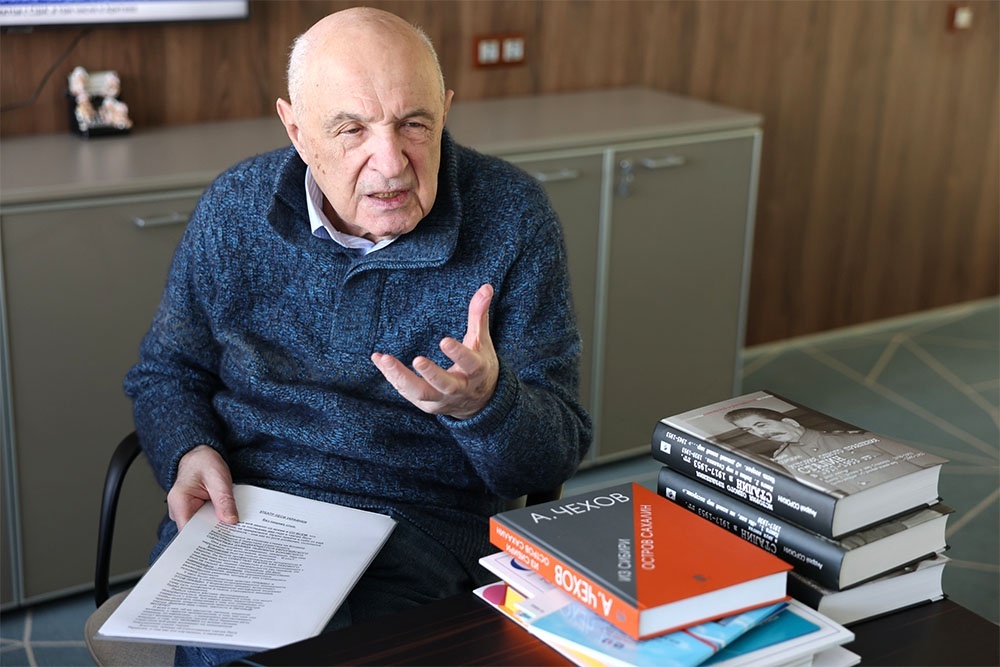    Очень хочется верить, что уникальная творческая энергия театра вновь заживет, что зазвучит в этих стенах русский язык. / Сергей Михеев