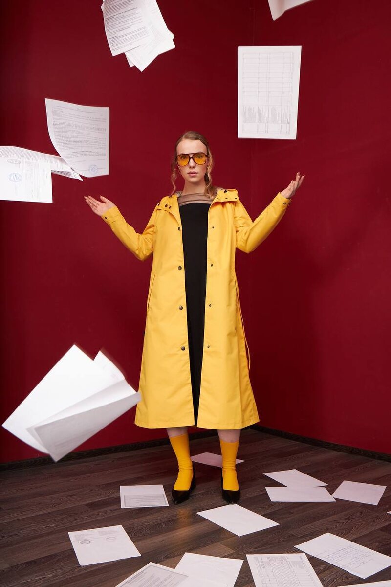 Яркий верх, строгий низ и  носки - стильный прием, который точно добавит остроты весенним аутфитам