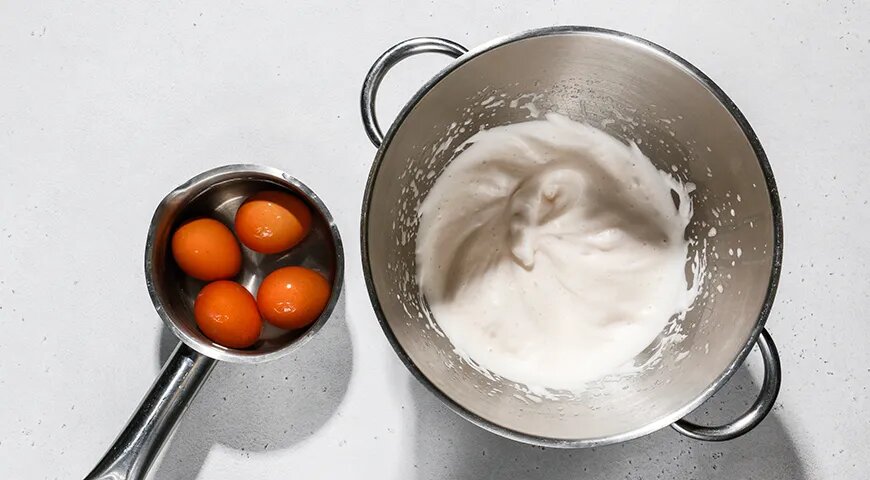   Заливной пирог на кефире с луком и яйцом (gastronom.ru)