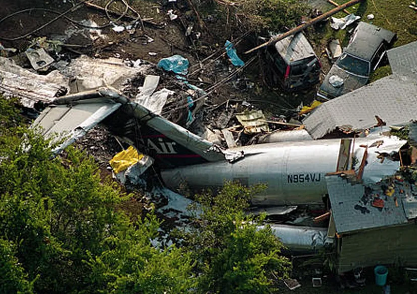 Хвостовая часть самолёта рейса 1016 авиакомпании USAir после крушения застряла в стене дома. (WIS News 10)