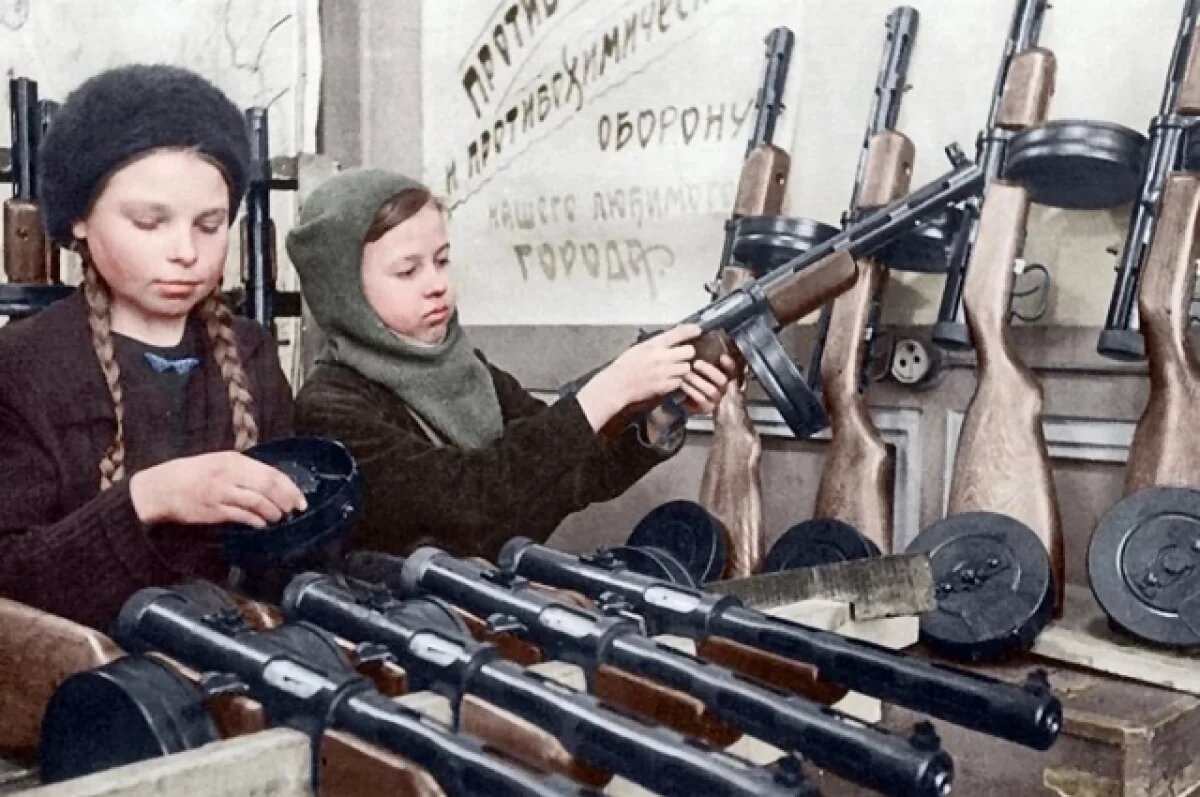    Пятнадцатилетние девушки Нина Николаева и Валя Волкова собирают пистолеты-пулемёты ППД. Ленинград, декабрь 1942 года.