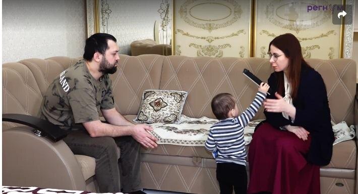 Кадр интервью Исы Гаджиева вместе с маленькой Ясирой главному редактору ИА Регнум Марине Ахмедовой