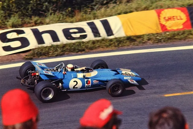 Выступление Джеки Стюарта на Matra MS80, разработанной Жераром Дюкаружем, послужило стимулом для Lotus, чтобы заменить устаревший Lotus 49. [Источник: ZANTAFIO56]