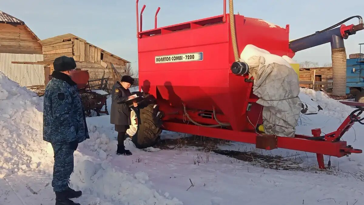 Фото: r54.fssp.gov.ru / пресс-служба ГУ ФССП по НСО
В Купино Новосибирской области судебные приставы арестовали посевной комплекс