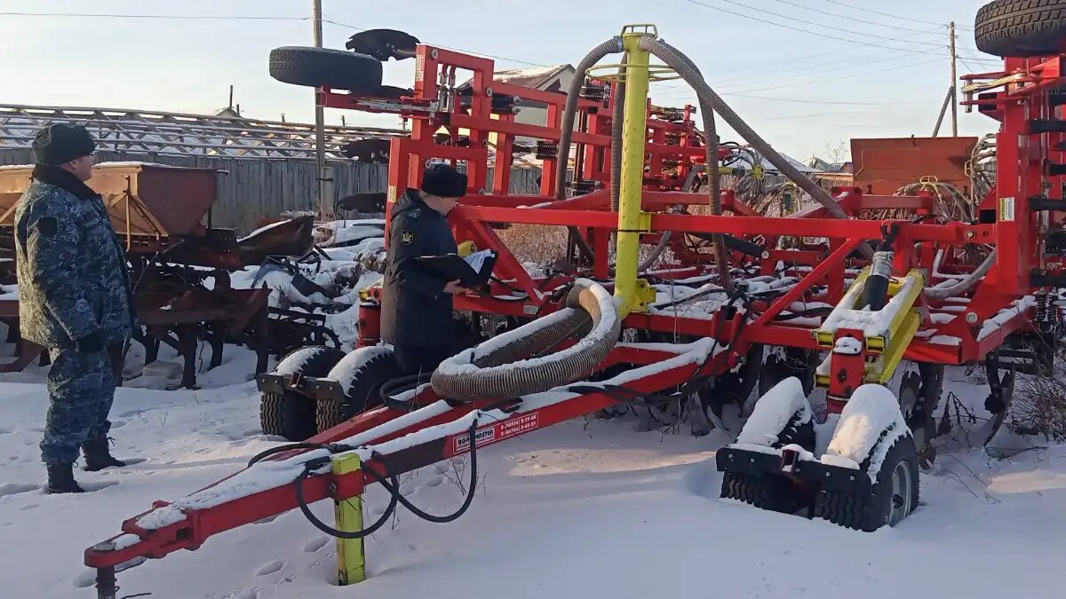 Фото: r54.fssp.gov.ru / пресс-служба ГУ ФССП по НСО
В Купино Новосибирской области судебные приставы арестовали посевной комплекс