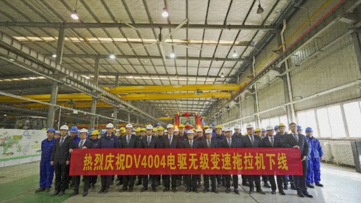 Фото: profi.co.uk / Zoomlion
Первый гибридный трактор Zoomlion DV4004 сошел с конвейера завода бренда в Китае