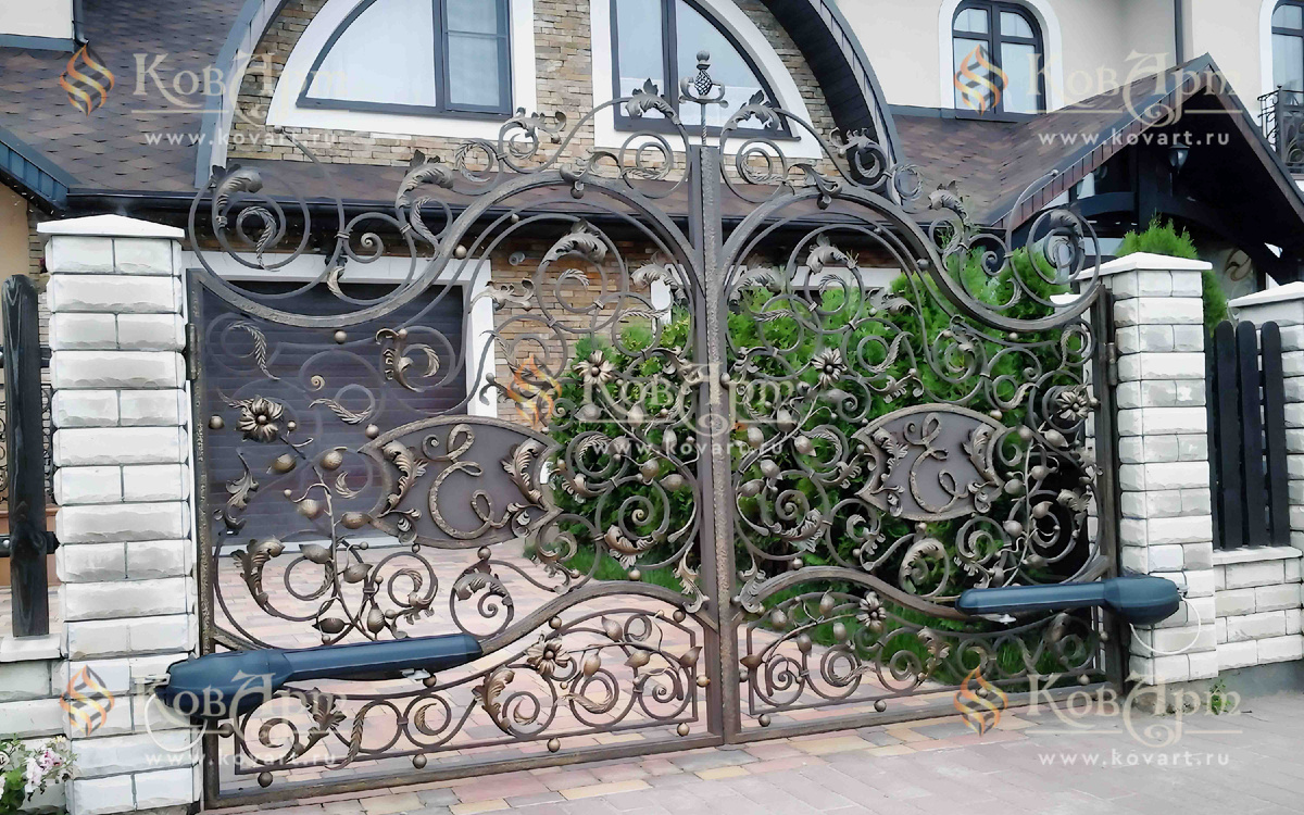 Распашные кованые ворота ручной работы