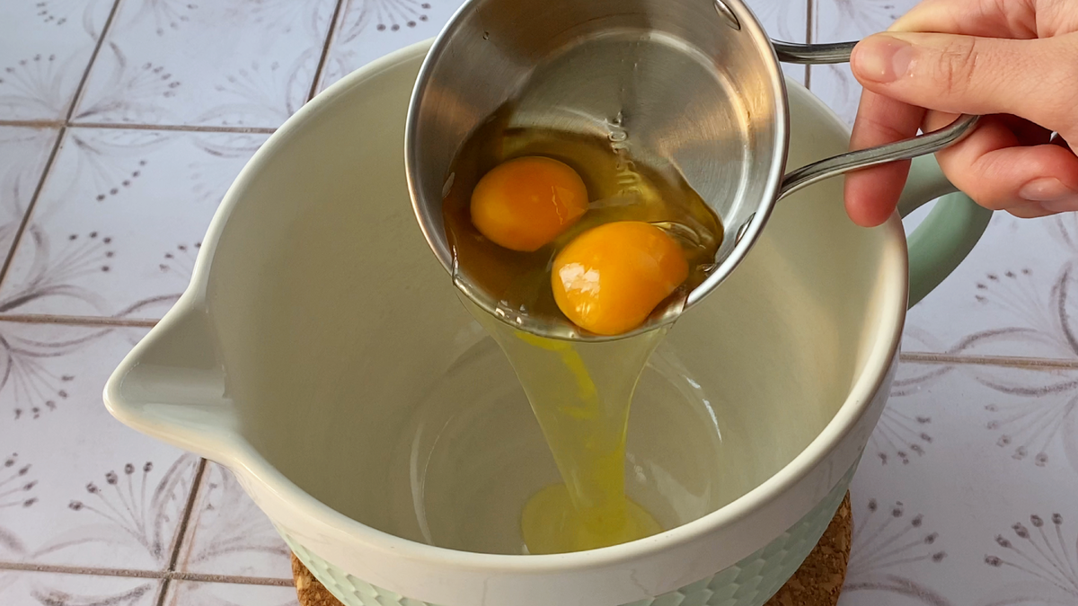 Шаг 1. Смешайте яйца...