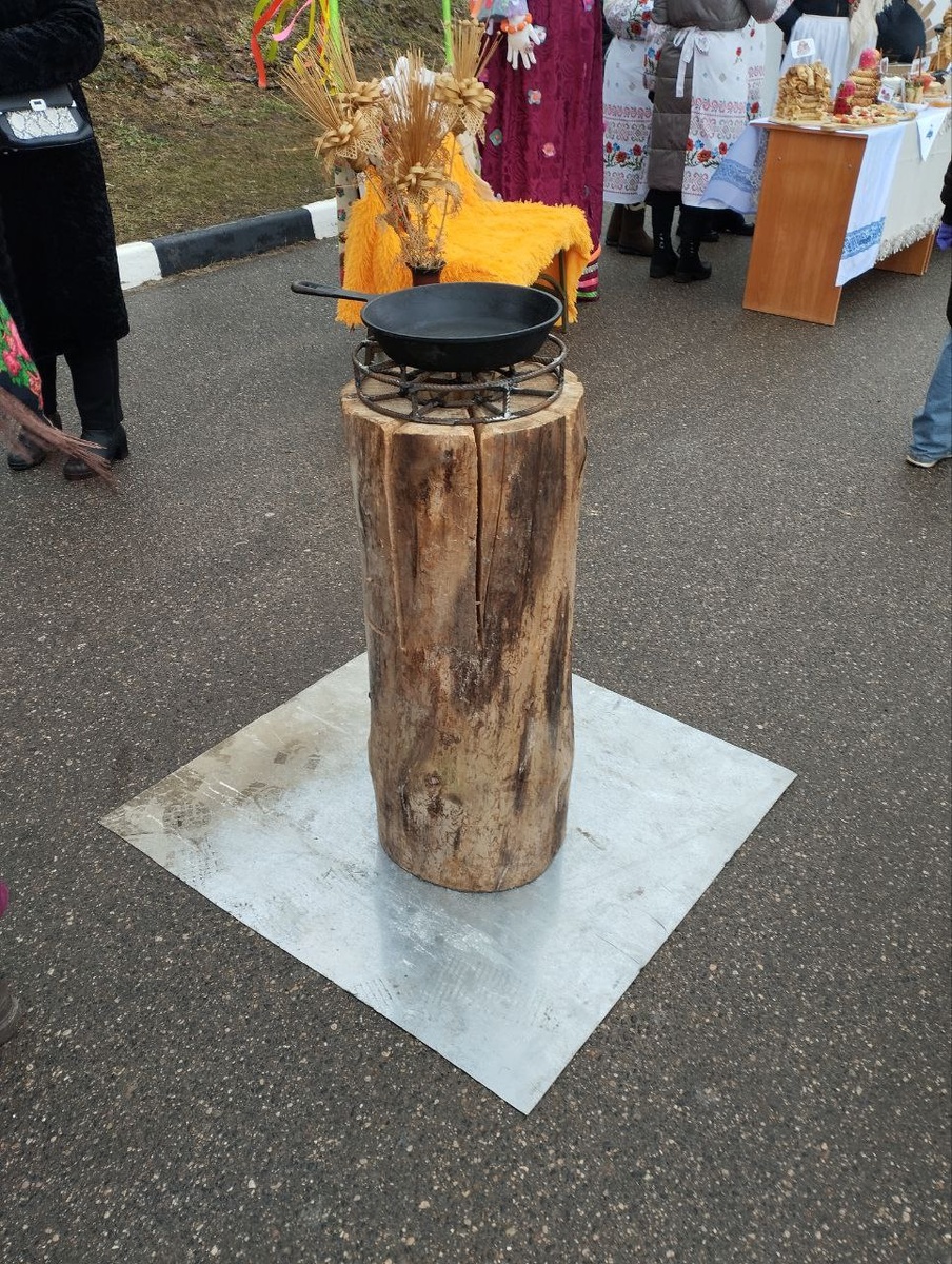 Подготовка к выпекания блинов на пне